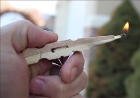 Kleine Taschenpistole aus einer Wäscheklammer basteln