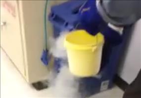 Fußboden sauber machen mit flüssigem Stickstoff