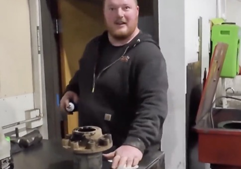 Werkstatt mit ordentlich Bremsenreiniger säubern