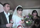 Brüderschaft trinken auf russischen Hochzeit
