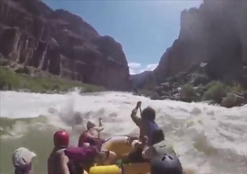 Vorsicht! Kleine Welle beim Rafting