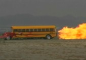 Schulbus mit Düsenantrieb
