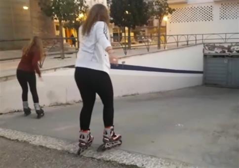 Mit den neuen Rollerblades die Garagenabfahrt runter