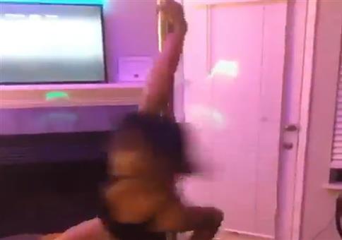 An der Stange im Wohnzimmer tanzen