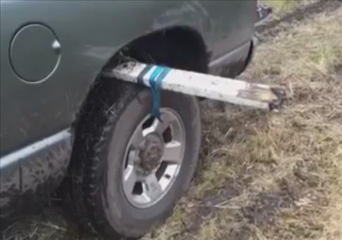 Trick: Mit dem Auto wieder aus dem Schlamm fahren