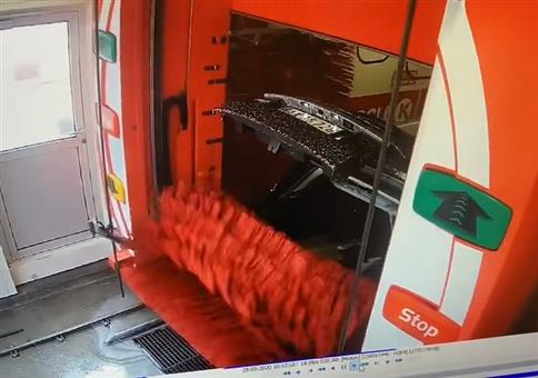 In der Waschanlage die Kofferraumklappe offen gelassen