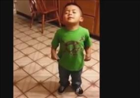 3 Jähriger hält seiner Mutter eine Standpauke