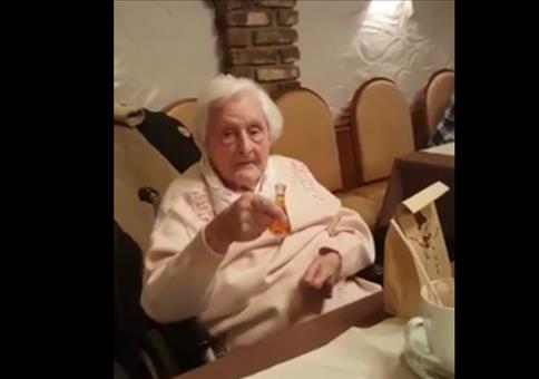 Oma trinkt Wodka - Prost und Heil...