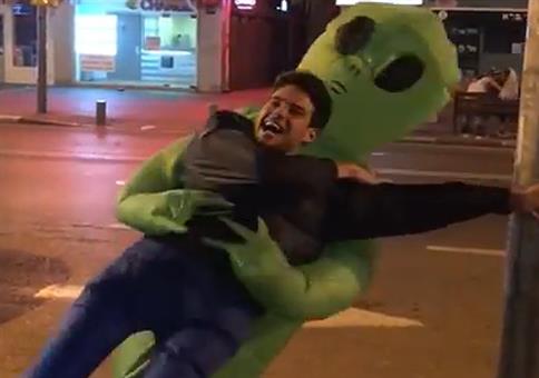 So helft ihm doch! Er wird gerade von einem Alien entführt!
