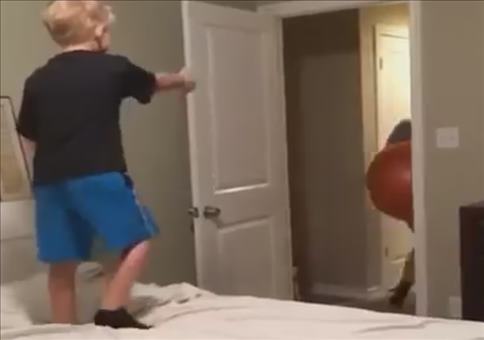 Wenn Kinder mit Gymnastikbällen spielen