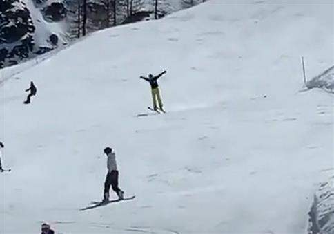 Die Skipiste runterfliegen