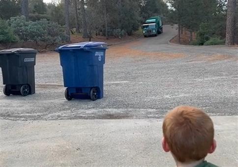 Kleiner großer Müllwagen-Fan wird überrascht