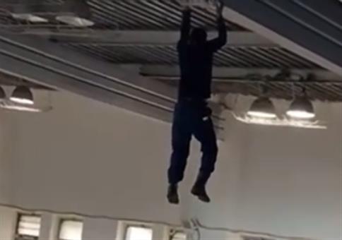 Unfreiwillig auf der Arbeit abhängen