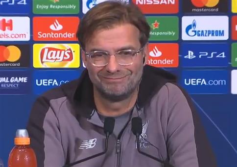 Jürgen Klopp lobt den Dolmetscher in seinem Ohr