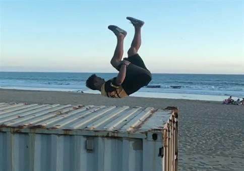 Das war kein Zentimeter: Sprung vom Container