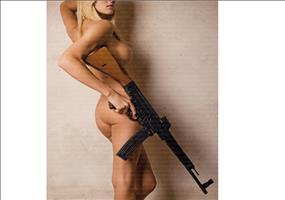 Sexy Frauen und Waffen