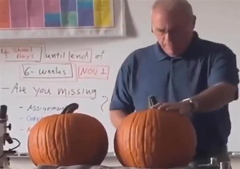 Chemielehrer und sein Kürbis