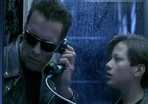 Der Terminator telefoniert mit Flat Eric