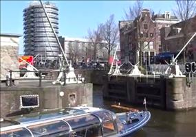 Enge Kurven in den Kanälen von Amsterdam