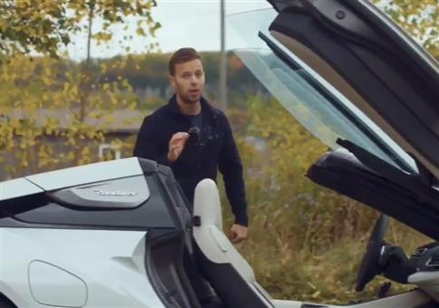 Sicher in ein Auto mit Flügeltüren einsteigen