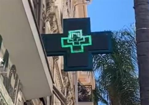 Disco vor der Apotheke