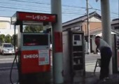 Serive an einer Tankstelle in Japan