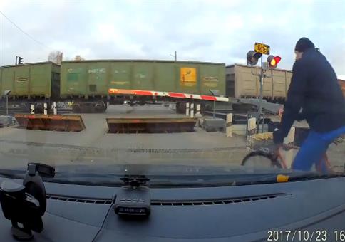 Knappe Sache am Bahnübergang