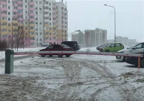 Schranke zittert vor Kälte