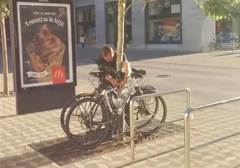 Einen Fahrraddieb auf frischer Tat ertappt