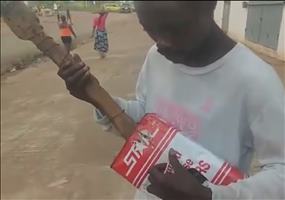 Gitarre Marke Eigenbau in Liberia