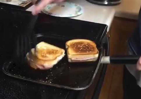 Schön die Sandwiches in der Pfanne wenden