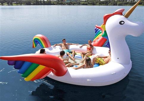Das riesige aufblasbare schwimmende Party-Einhorn