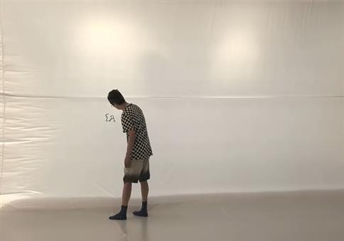 Er malt mit seinem Edding ein wundervolles 360 Grad Bild