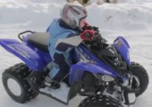 Kiddie dreht ein paar Runden auf einem Quad