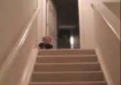 Baby nimmt den schnellsten Weg die Treppe runter