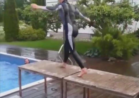 Tisch am Pool als Sprungbrettersatz