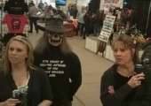 Skeletor erschreckt Leute auf einer Bikermesse