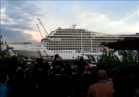 Kreuzfahrtschiff spielt Seven Nation Army