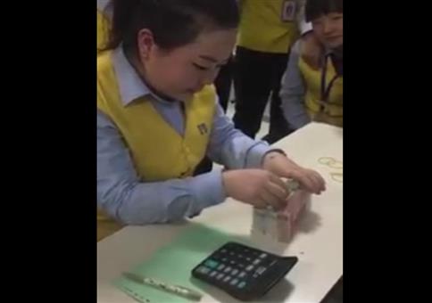 Menschliche Geldzählmaschine