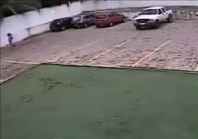 Schon wieder vergessen die Handbremse anzuziehen