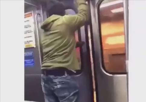 Aus der fahrenden U-Bahn springen