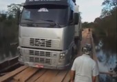 Selbstgebaute Brücke vs. LKW - FAIL