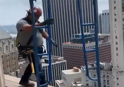 Wichtig: Auf der Baustelle immer einen Helm tragen!