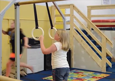 Erste Turnübung an den Ringen