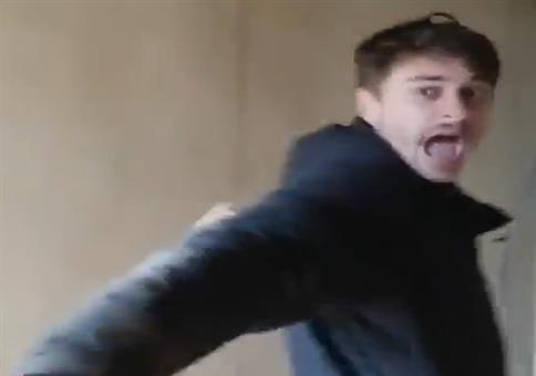 Er ist Erschrecker auf der Baustelle