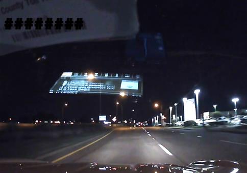 Beachtliche Reaktion auf nächtlicher Straße