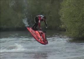Krasse Stunts mit einem Jetski