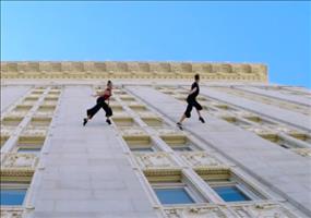 Tanzen an der Hochhausmauer