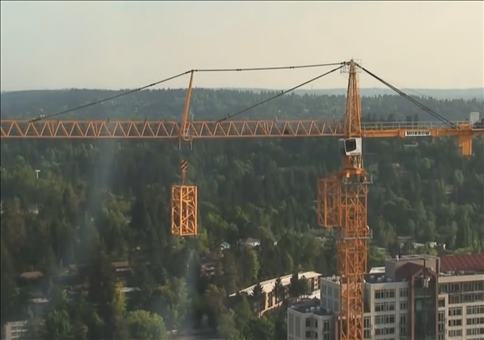 Ein Kran baut sich selbst auf