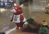 Benny the Bull in einem Einkaufszentrum